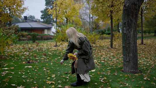 白发老太太在秋天散步视频的预览图