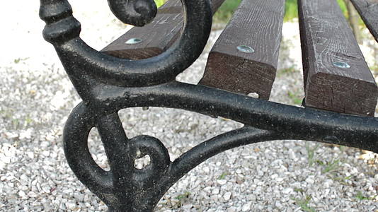 金属铁板在公园的椅子上有木天花板视频的预览图
