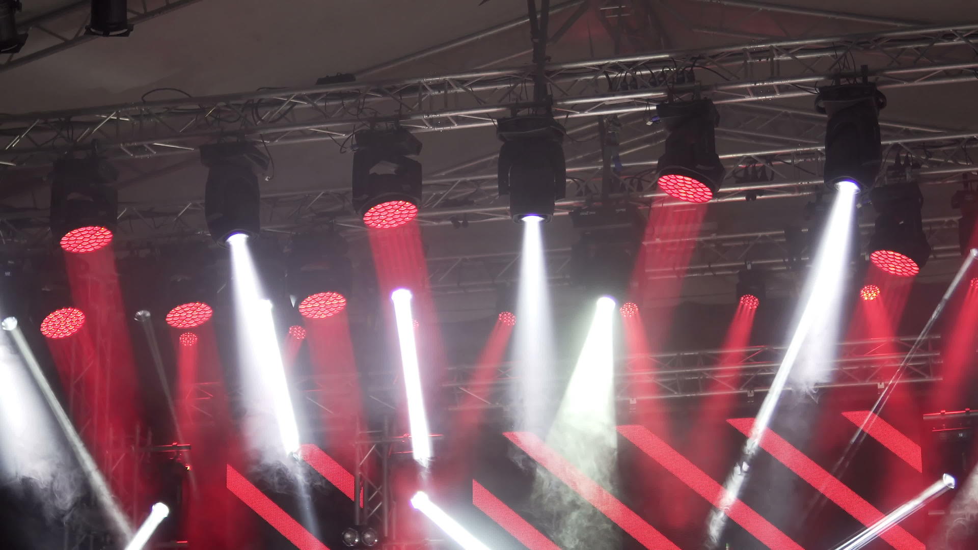 明亮的音乐会舞台烟雾和红色引导反射光束视频的预览图