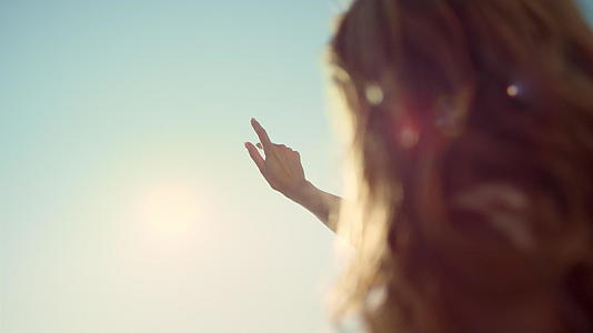 女人手指的阳光照射视频的预览图