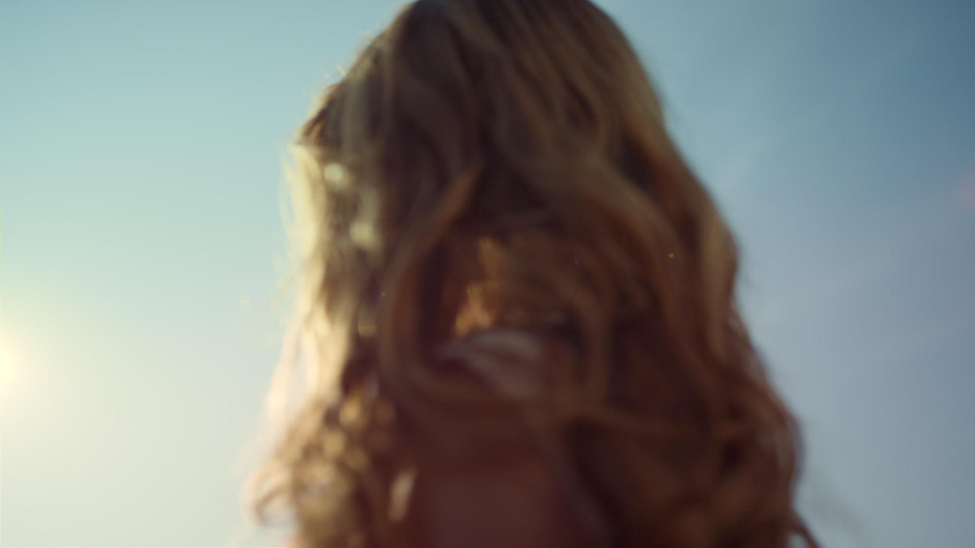 漂亮的头发站在阳光下年轻女子视频的预览图