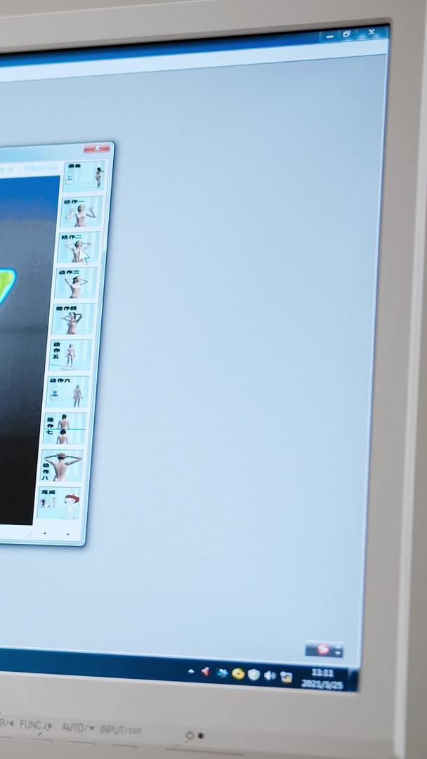 实拍医护人员使用计算机操作设备视频的预览图