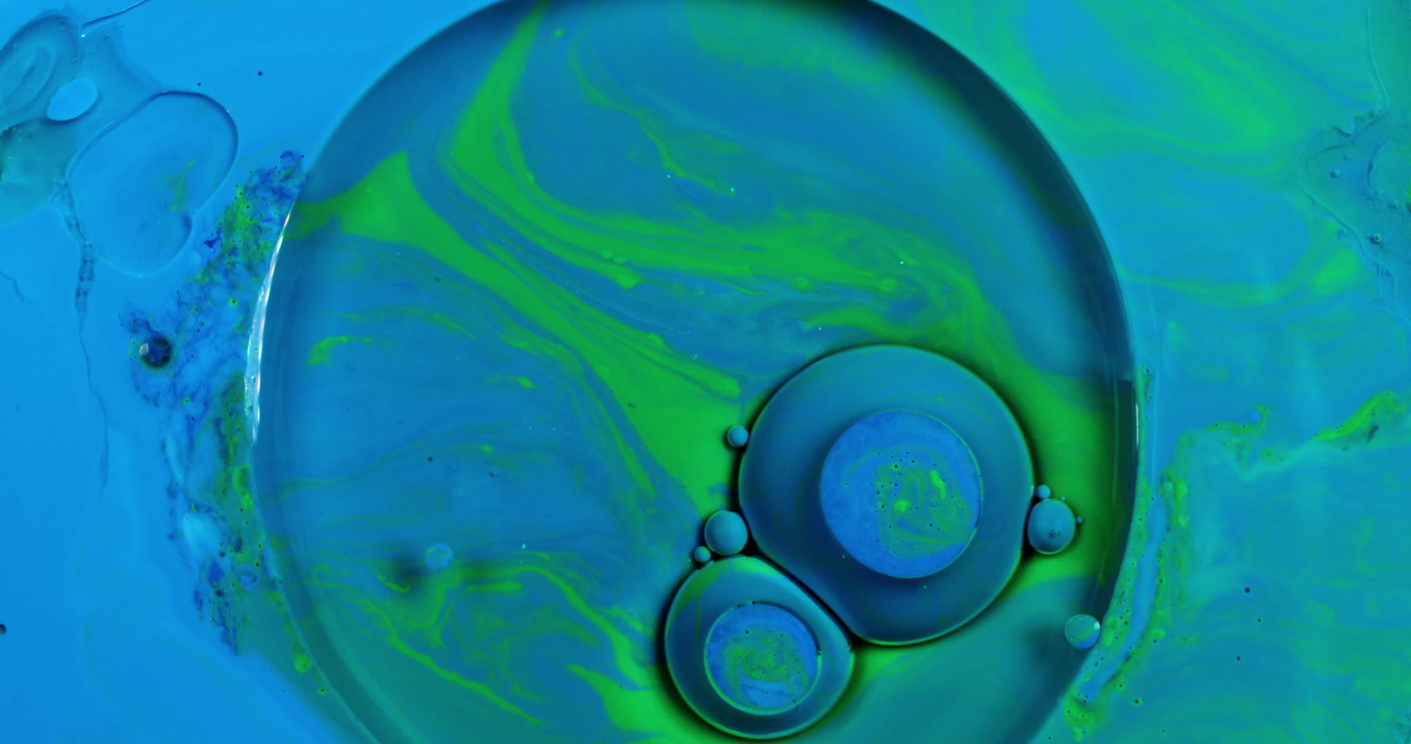 蓝色液体涂层泡沫合在一起视频的预览图