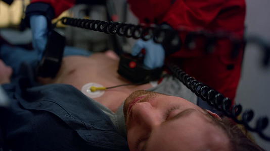 医生用外部除颤器救了病人辅助医生进行治疗视频的预览图