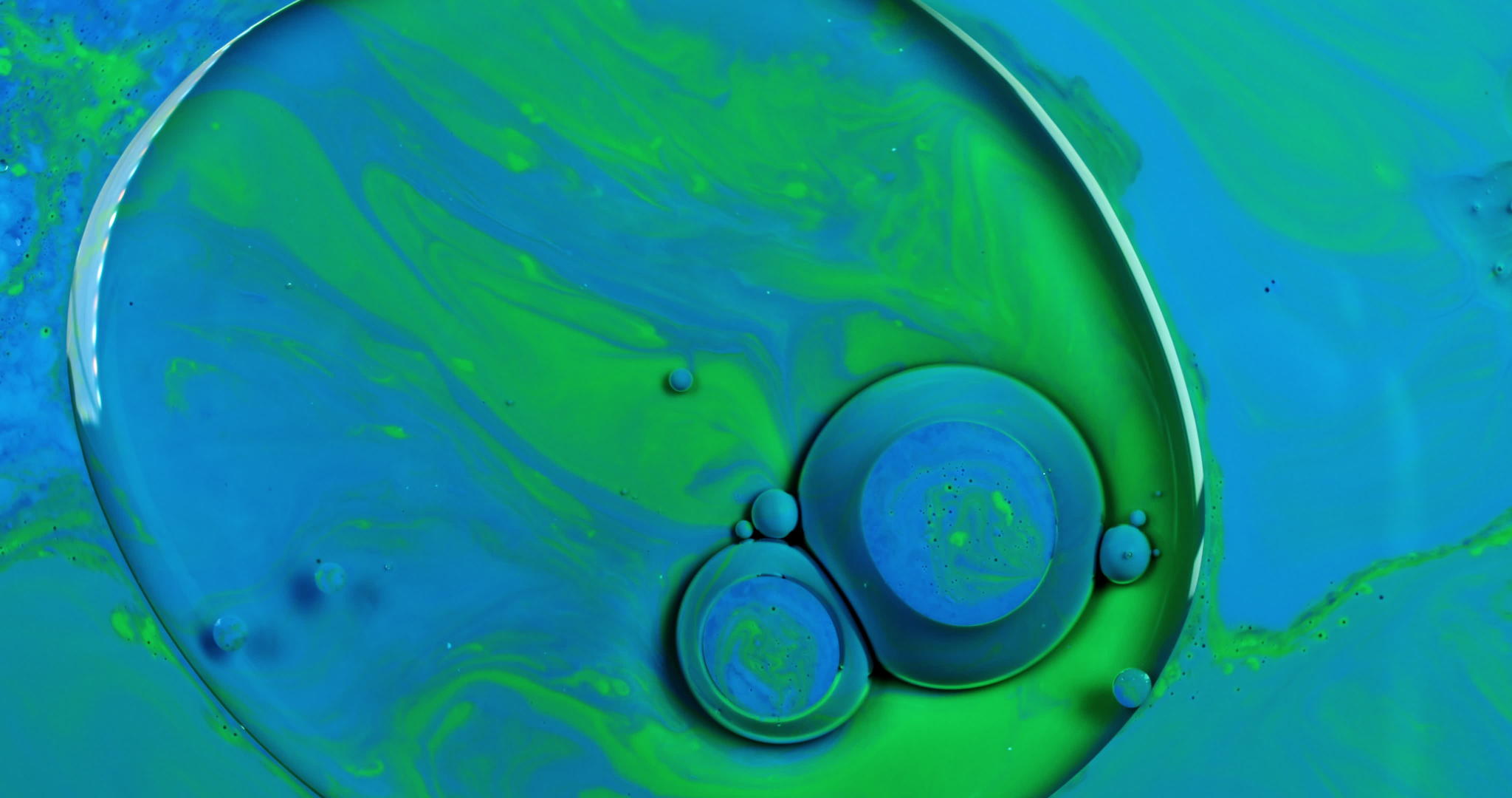 液体涂层中旋转的蓝色气泡视频的预览图