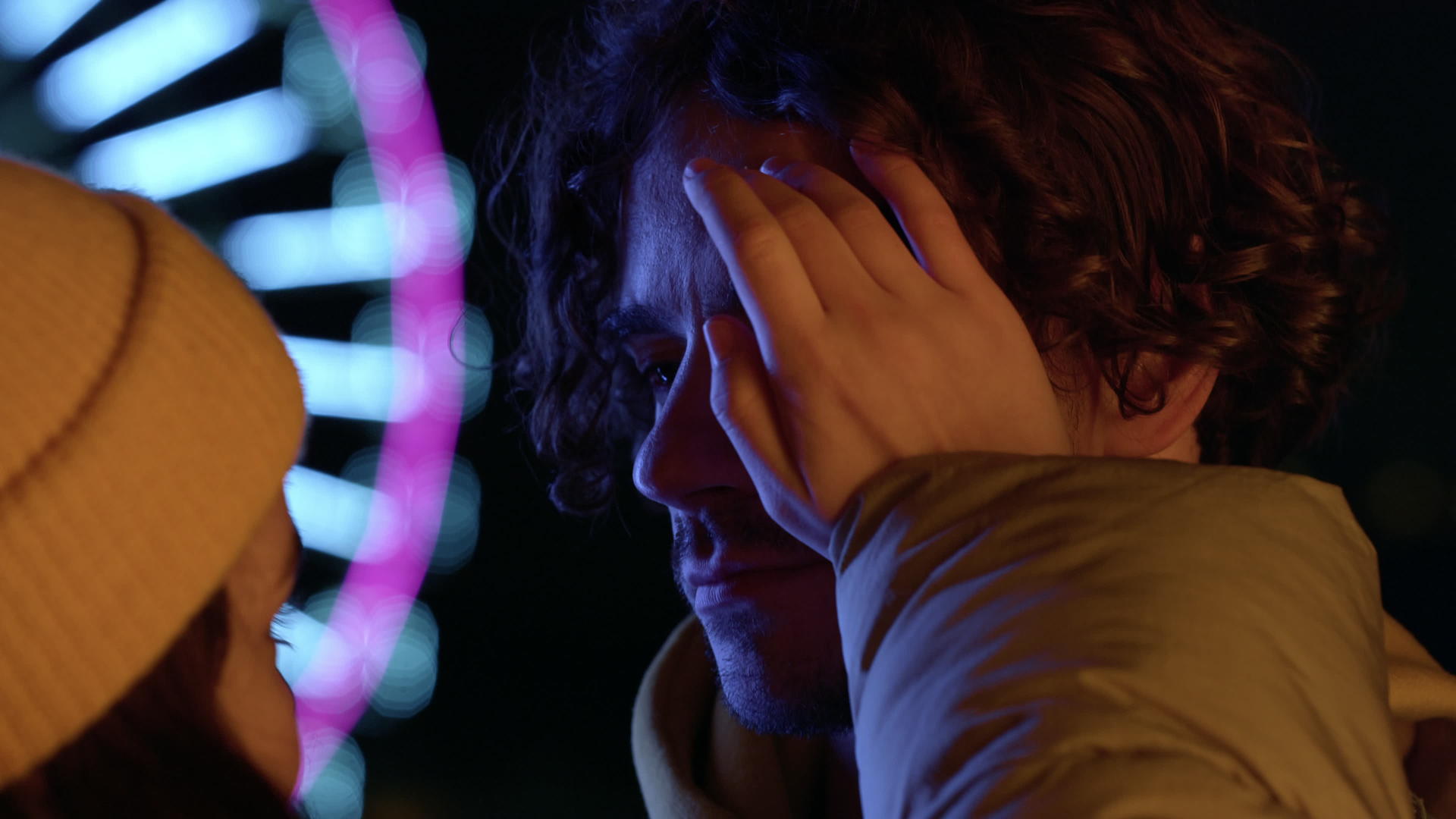 夜市里女人用手抚摸男人的头发在户外约会的情侣视频的预览图