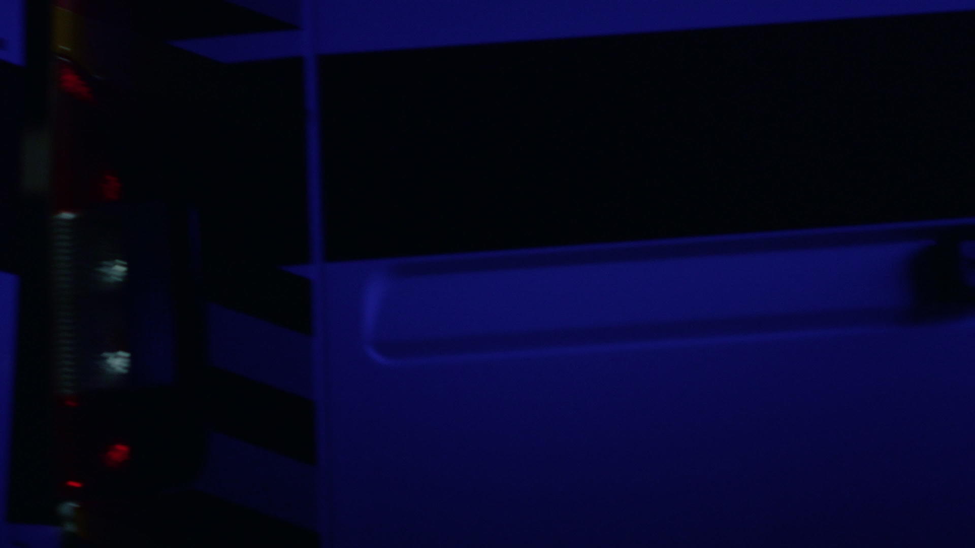 夜间救护车上有紧急灯光视频的预览图
