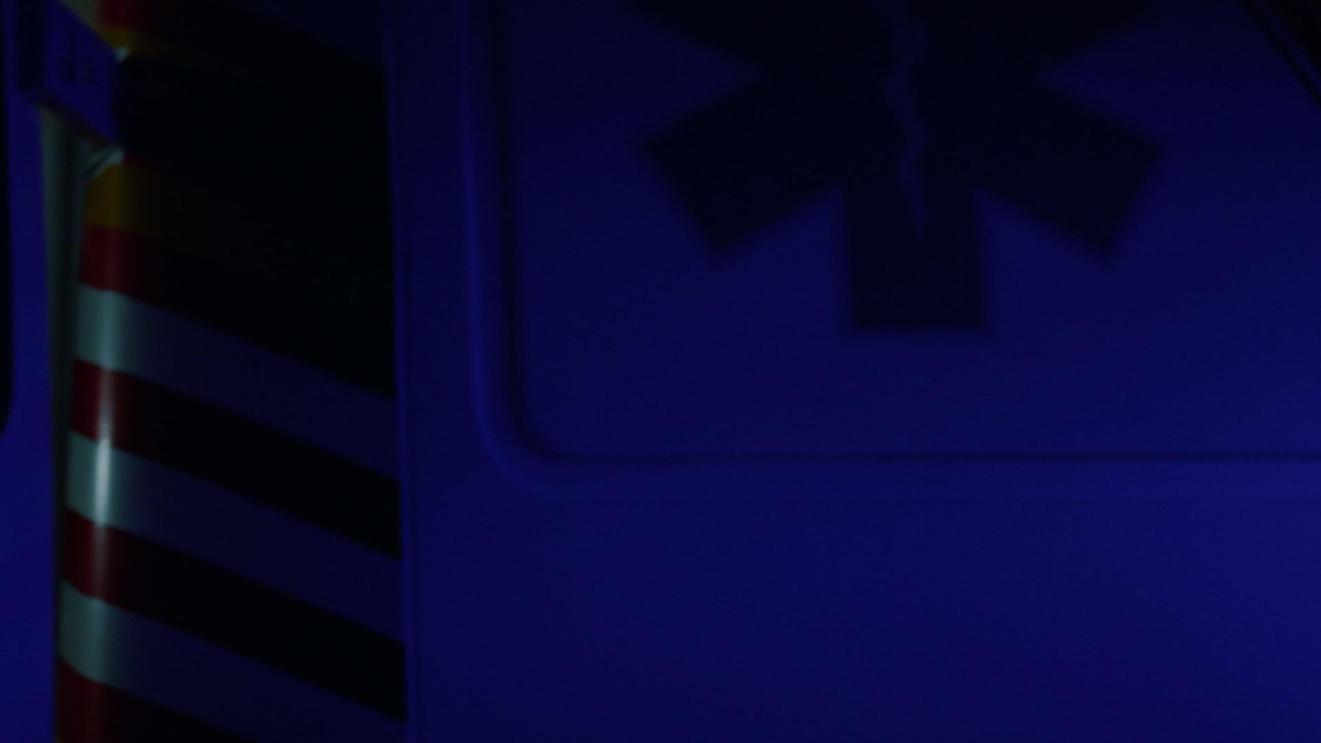 晚上应急灯在救护车上闪烁视频的预览图
