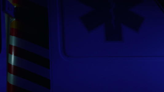 晚上应急灯在救护车上闪烁视频的预览图