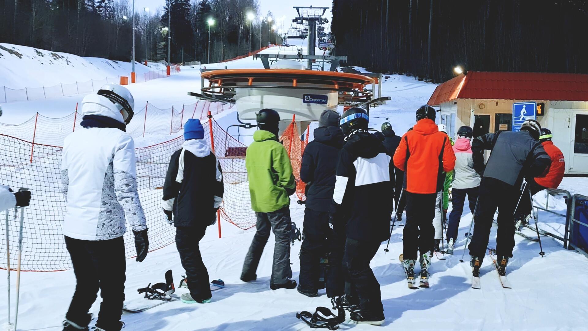 滑雪运动场排队等候缆车的人视频的预览图