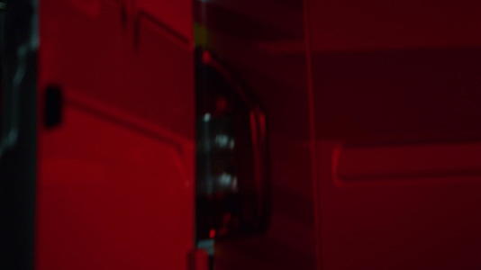 汽车在黑暗中闪烁着红色和蓝色的灯光视频的预览图