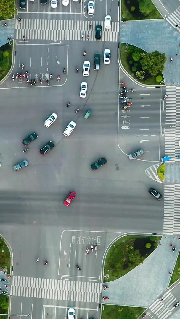 俯视十字路口交通流量视频的预览图