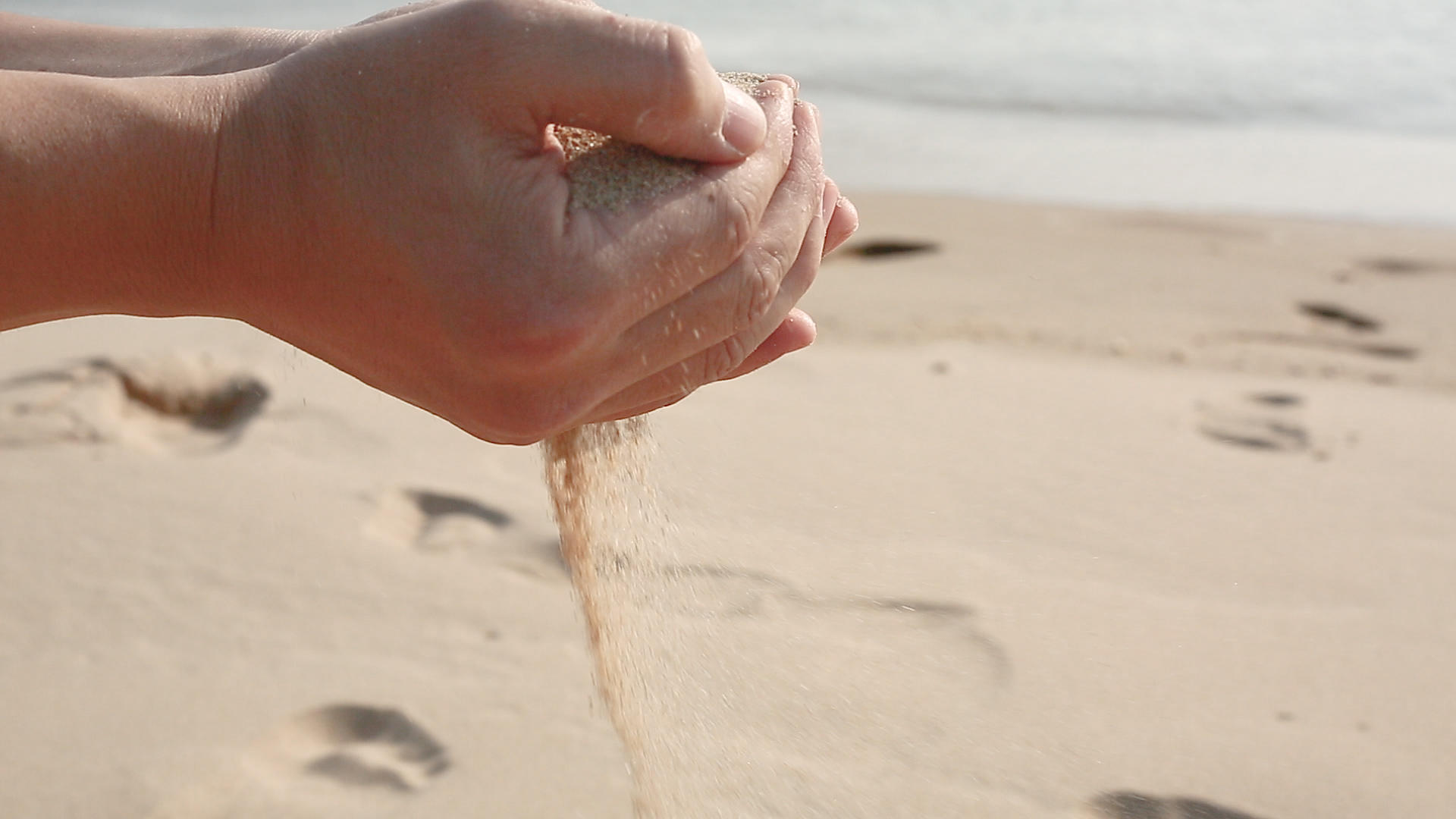 双手手捧沙子手握沙子海边视频的预览图