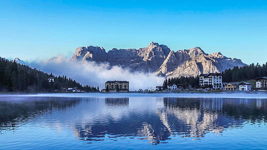 意大利阿尔卑斯山著名旅游景点密苏里那湖清晨延时视频视频的预览图