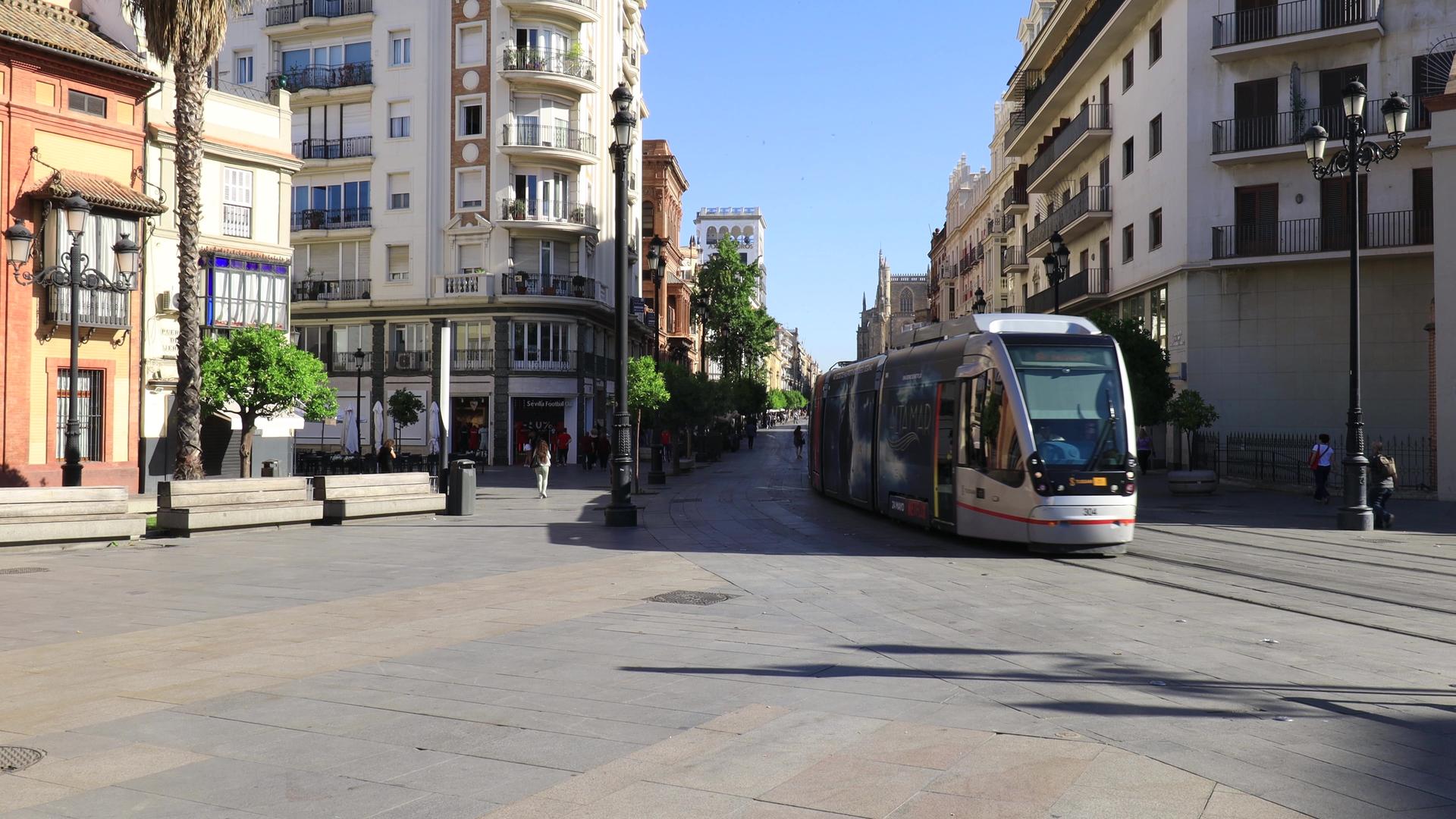 塞维利亚城市交通街景视频的预览图