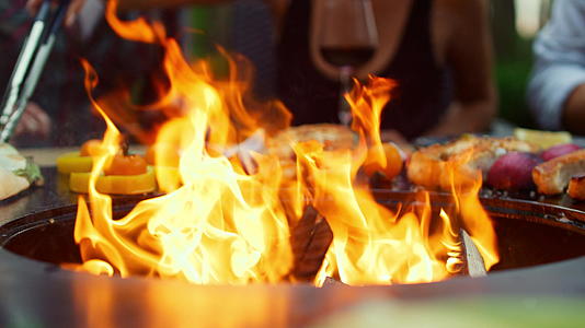 后院烧烤架上燃烧的火焰视频的预览图