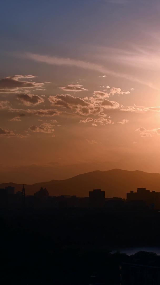 日落的北京白塔视频的预览图