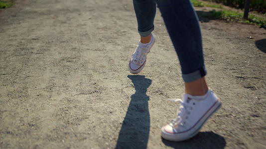 穿着运动鞋走路的特写女性腿部视频的预览图