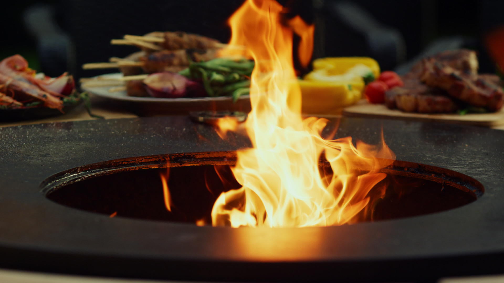烧烤炉里的火焰视频的预览图
