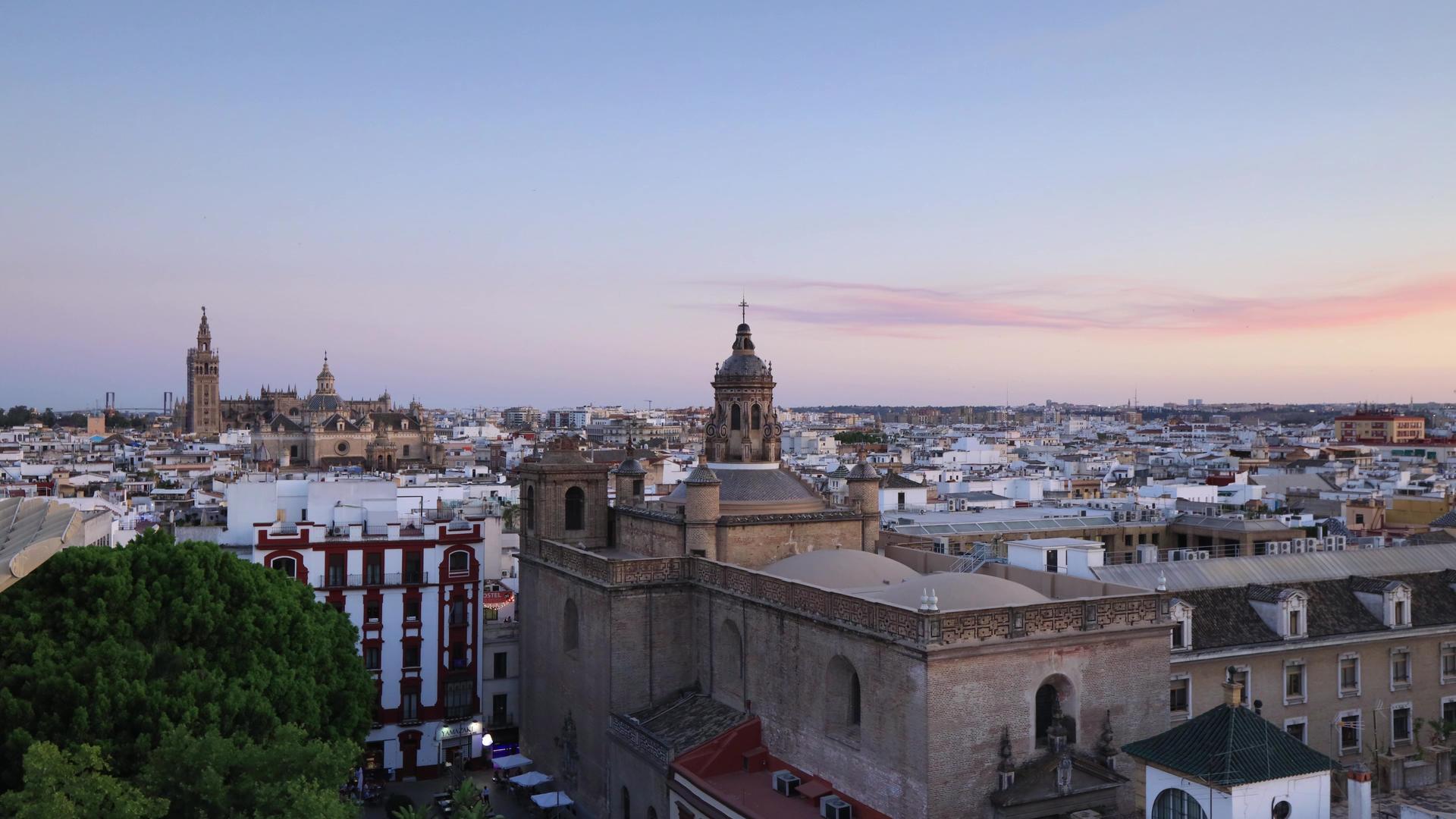 西班牙塞维利亚城市风光日落夜景延时视频视频的预览图