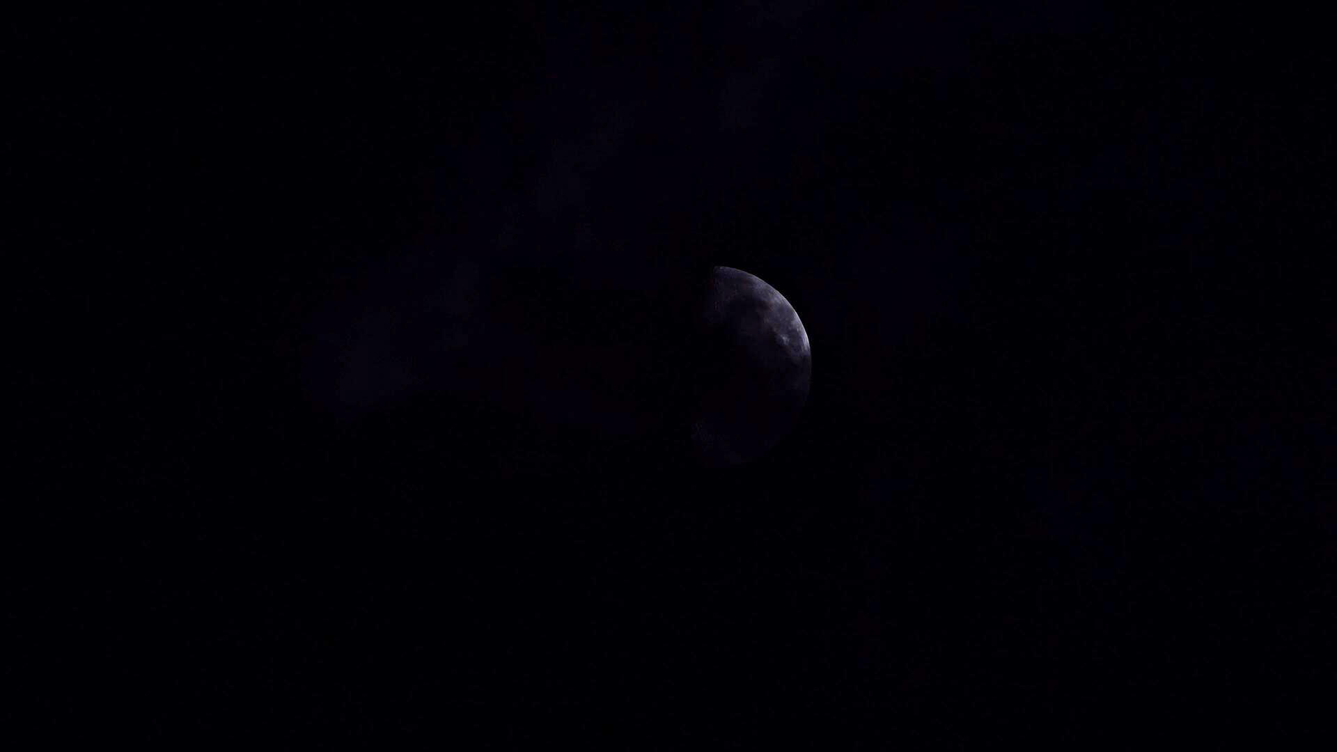 乌云遮住月亮视频的预览图