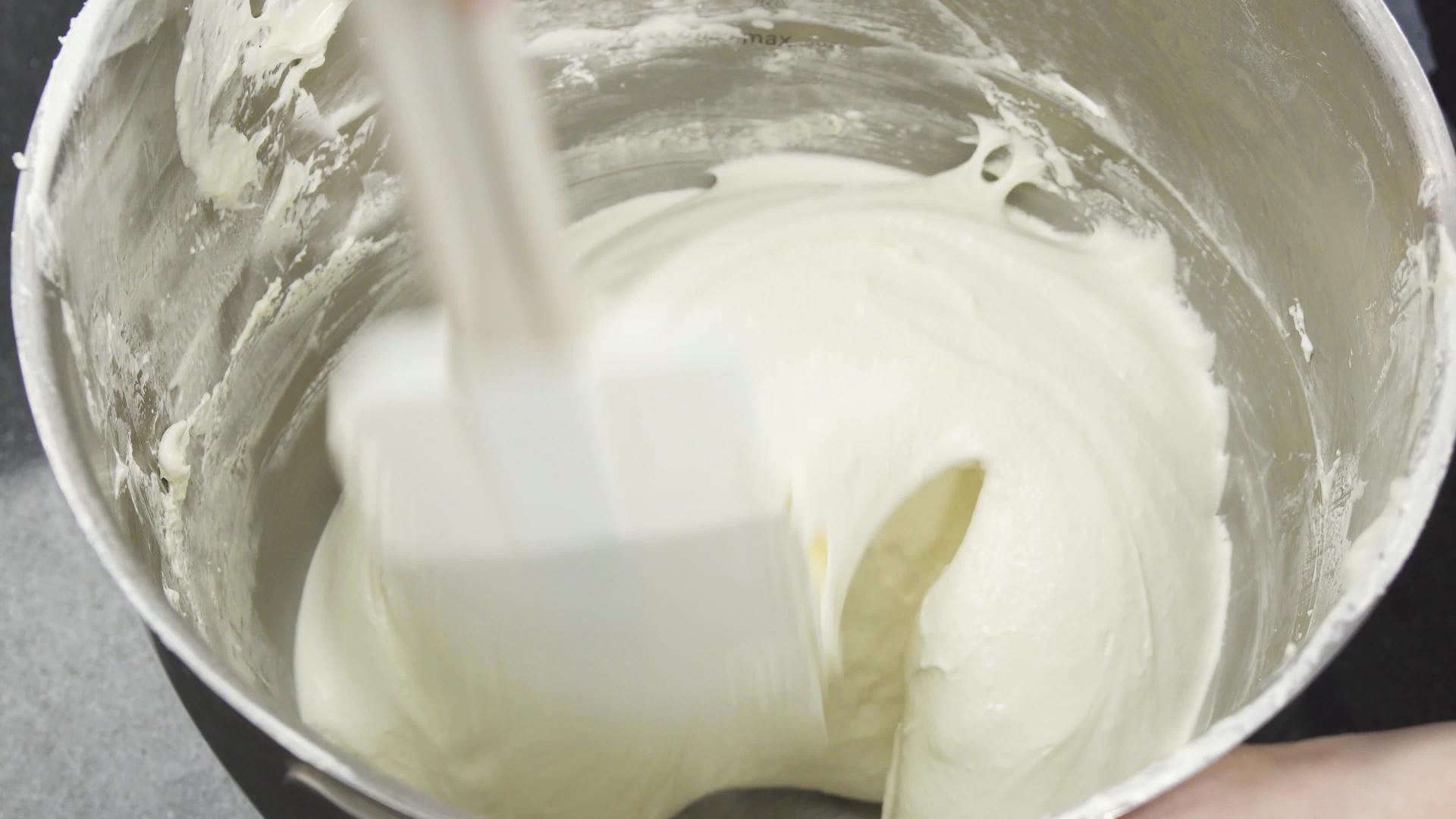 一位专业厨师为甜点准备了美味的奶油视频的预览图