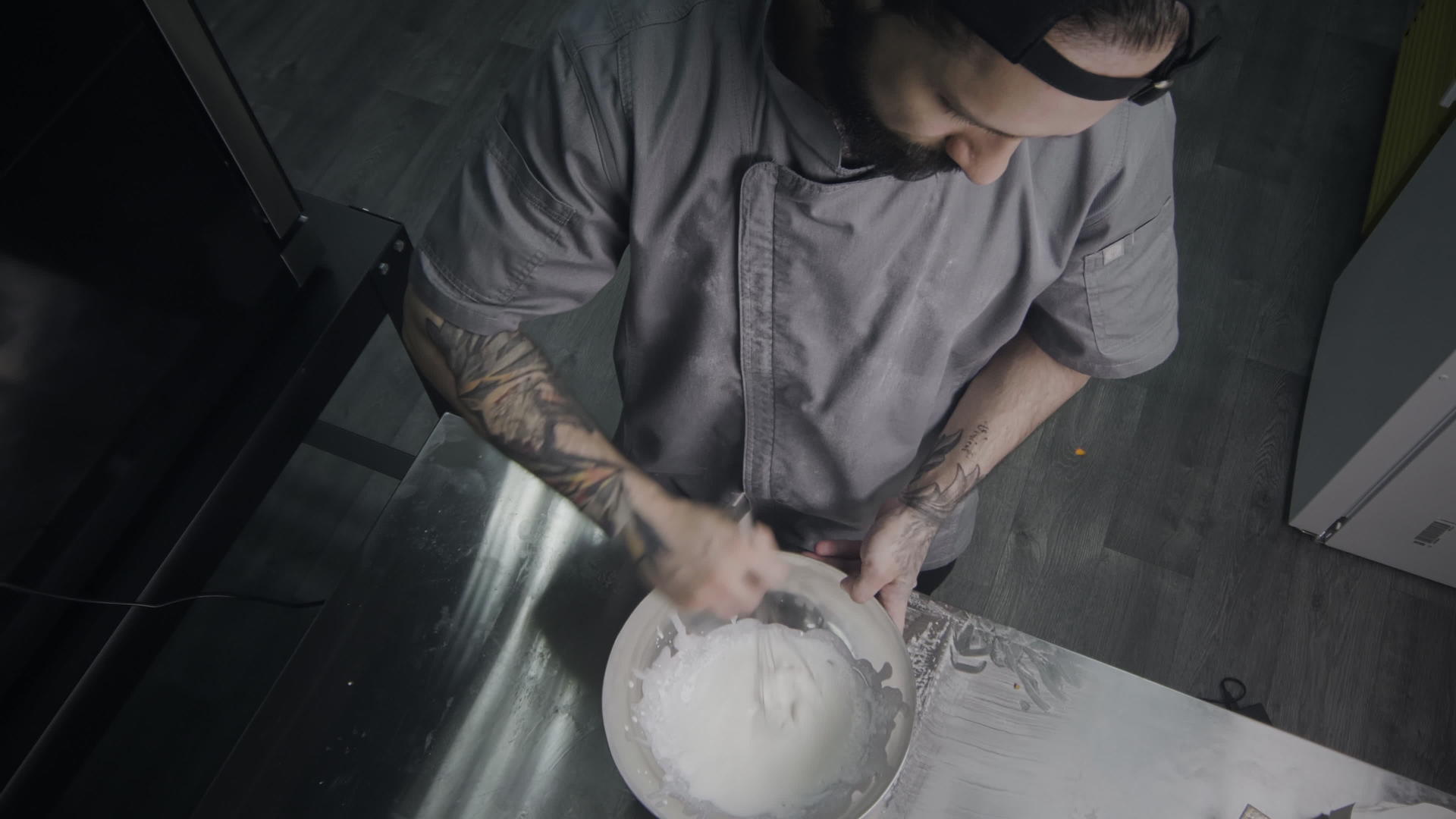 男厨师搅拌奶油视频的预览图