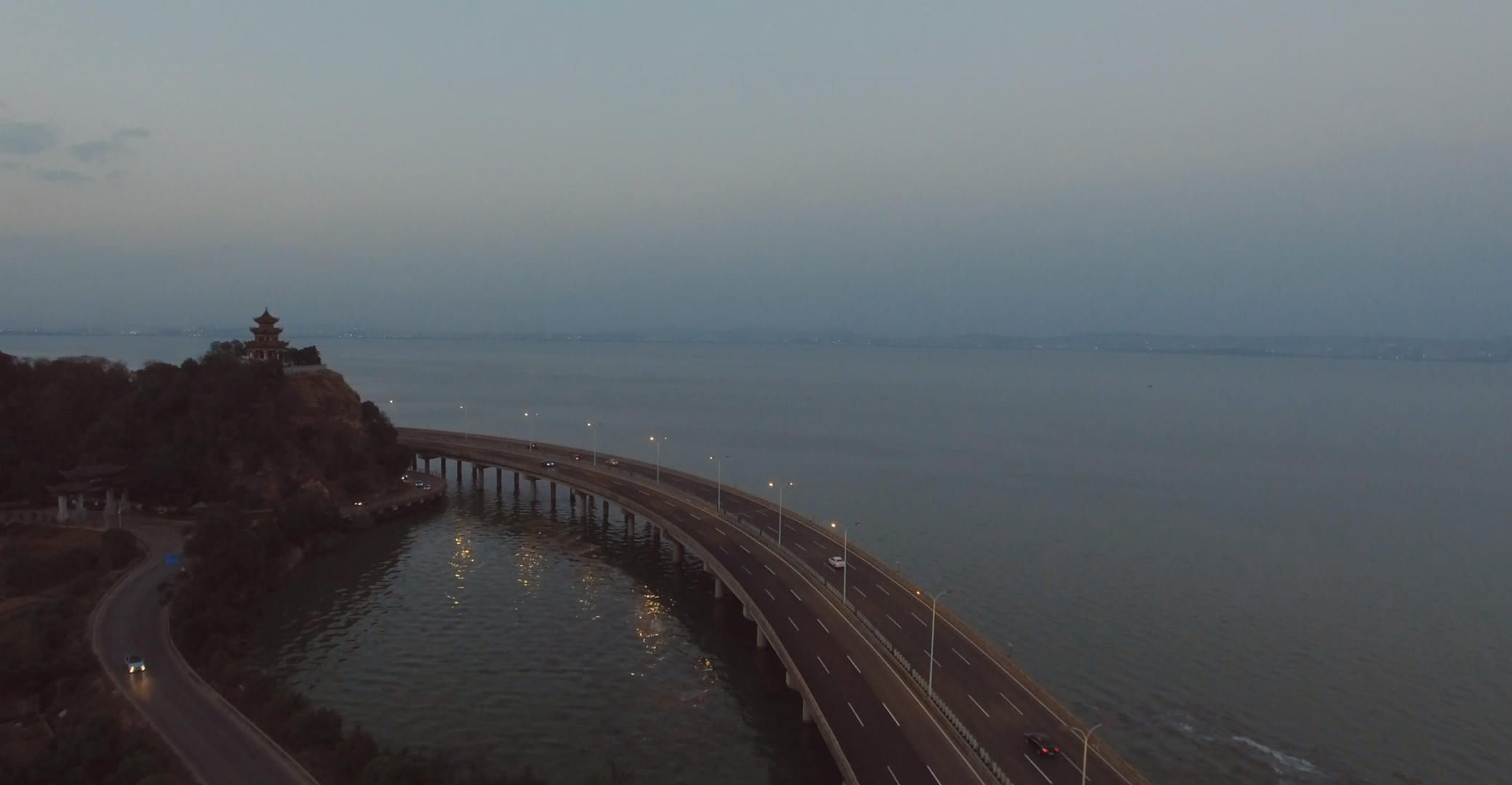 4k高清航拍环湖高速公路黄昏景色视频的预览图