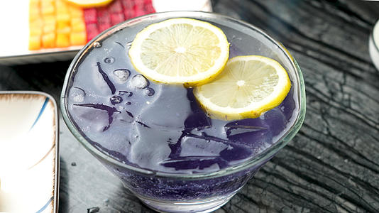 夏季冰爽冰块自制紫晶柠檬冷饮视频的预览图