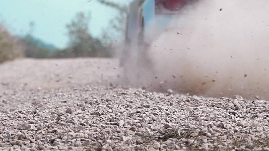 慢动作狂欢种族的汽车在泥土轨道上漂流视频的预览图