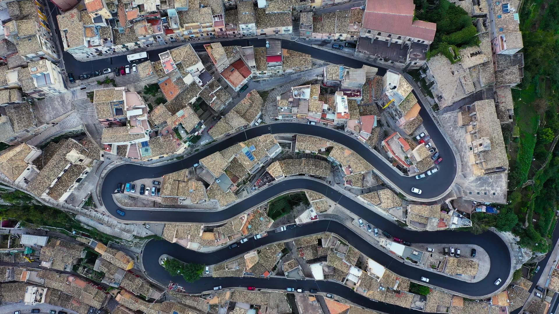 从意大利西西里岛鸟瞰拉古萨伊布拉古城和蜿蜒的道路Val视频的预览图
