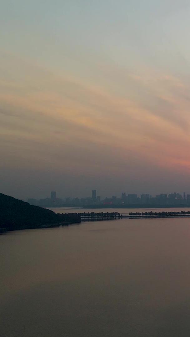 落日晚霞的武汉东湖视频视频的预览图