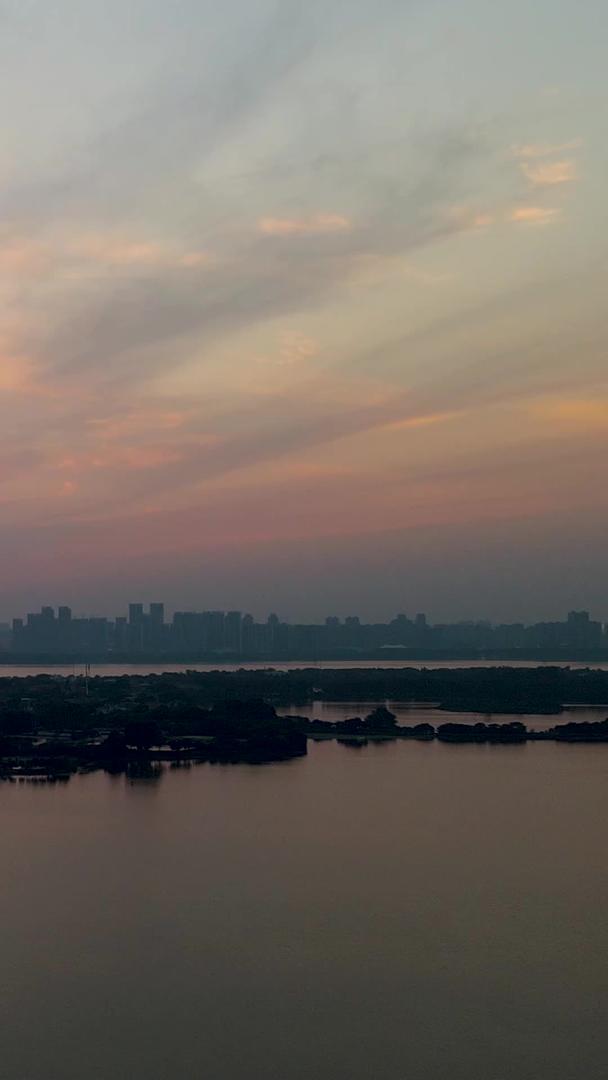 落日晚霞的武汉东湖视频视频的预览图