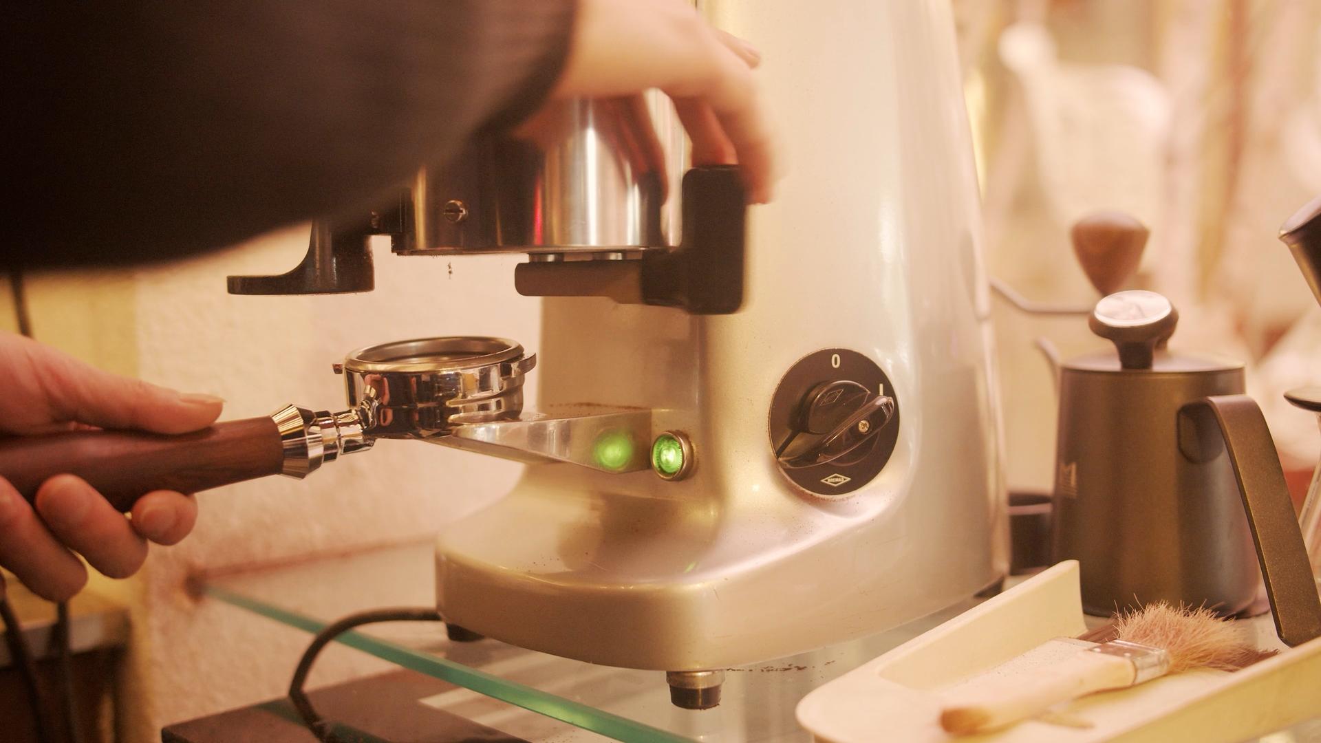 4K实拍咖啡制作磨粉视频的预览图