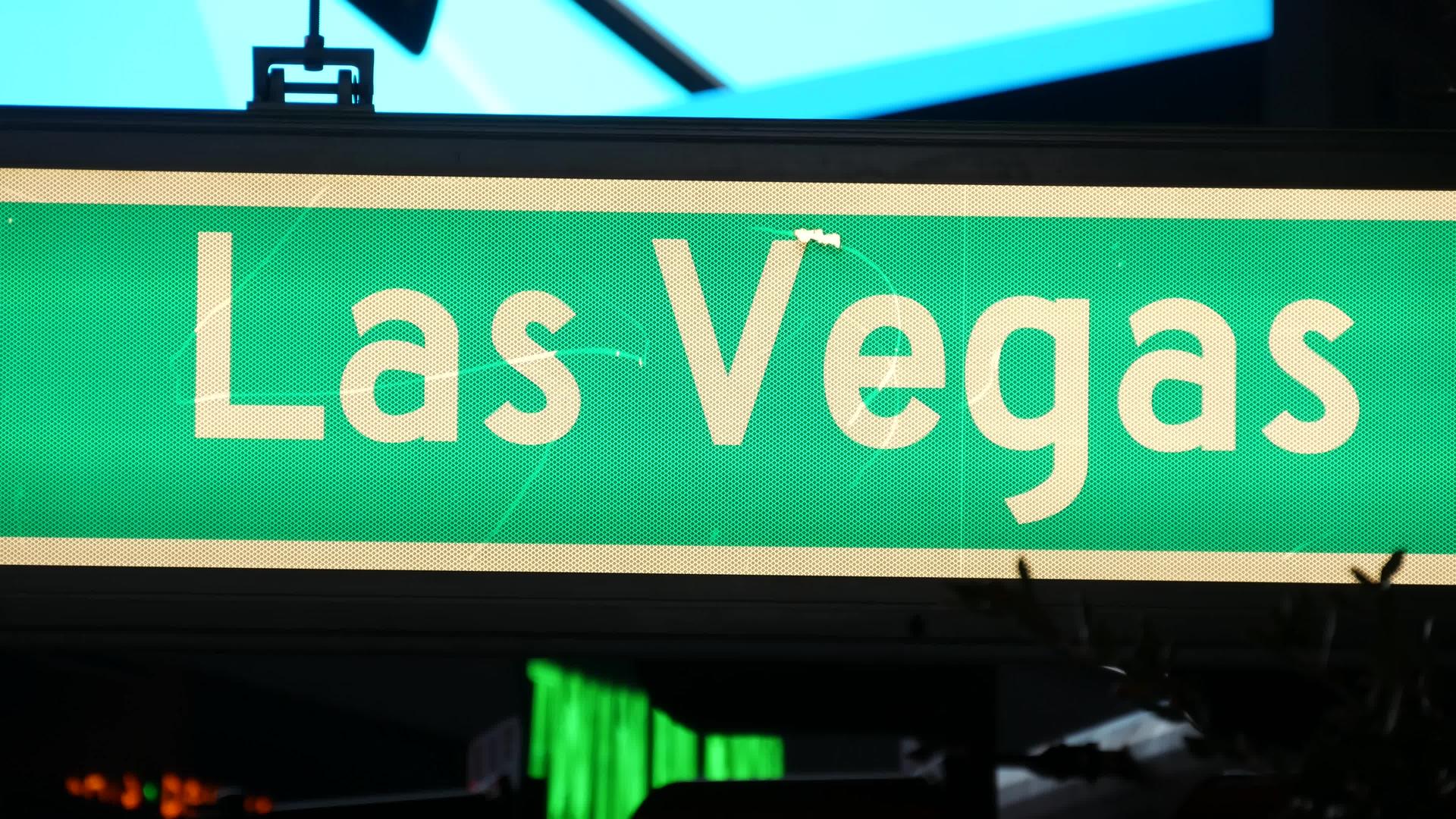 法布洛斯拉斯维加斯在美国邪恶之城大道上发光的交通标志视频的预览图