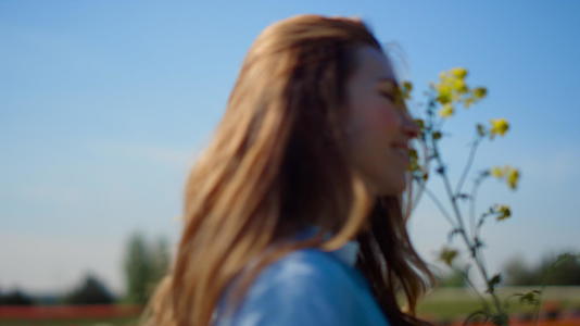 幸福的女人红着头发在蓝天的背景下慢慢转身视频的预览图
