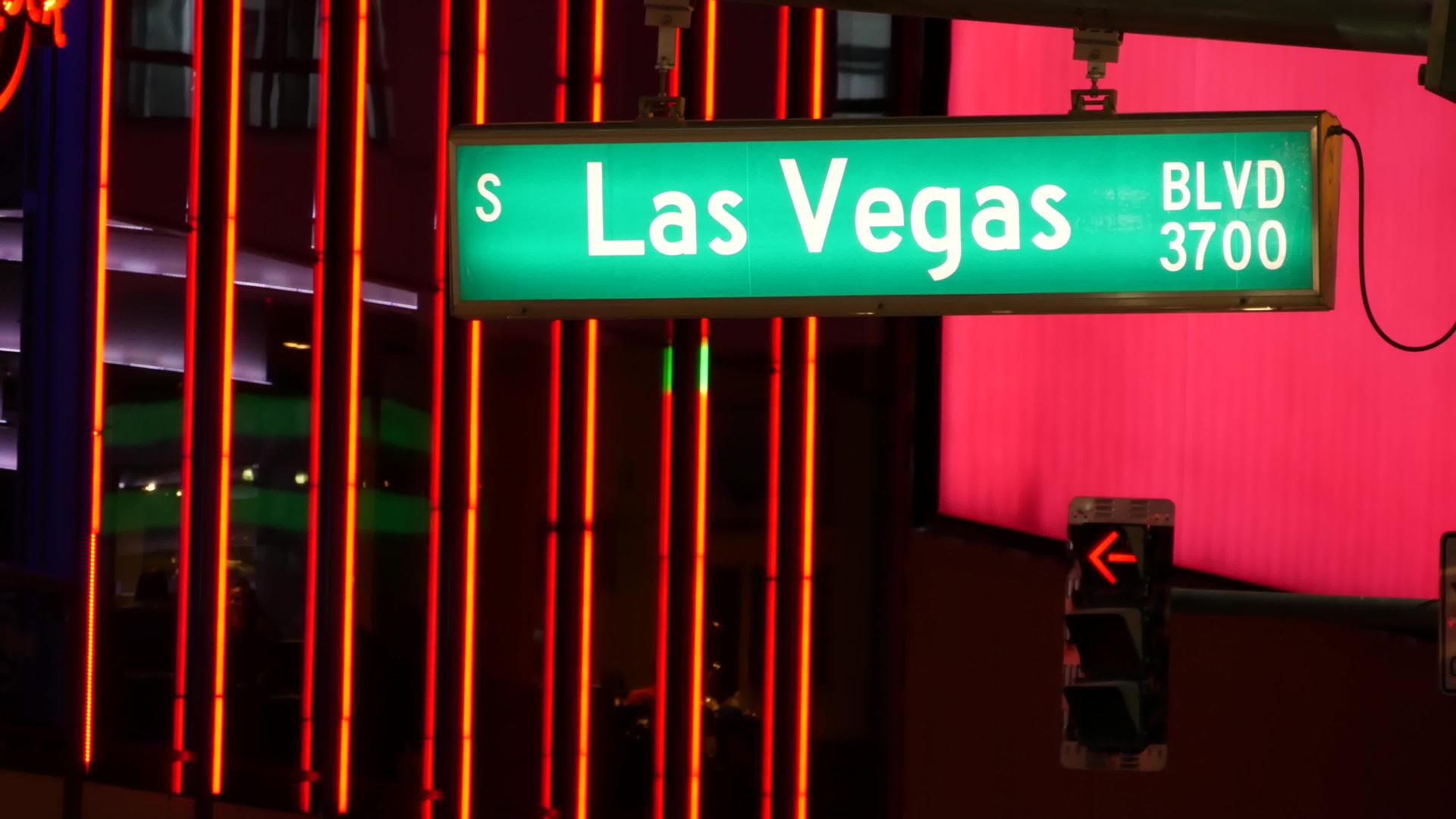 拉斯维加斯在美国犯罪城大道上发光的交通标志视频的预览图