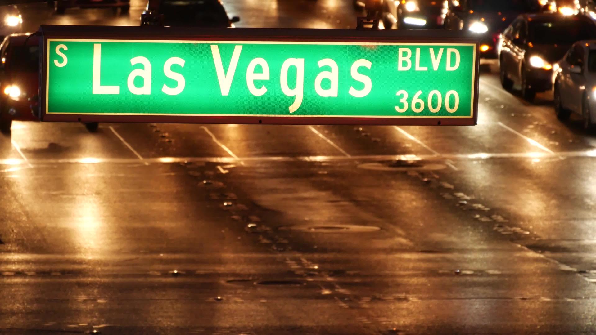 拉斯维加斯在美国犯罪城大道上发光的交通标志视频的预览图