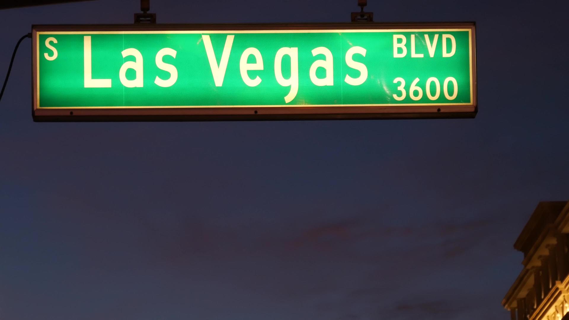 法布洛斯拉斯维加斯在美国邪恶之城大道上发光的交通标志视频的预览图