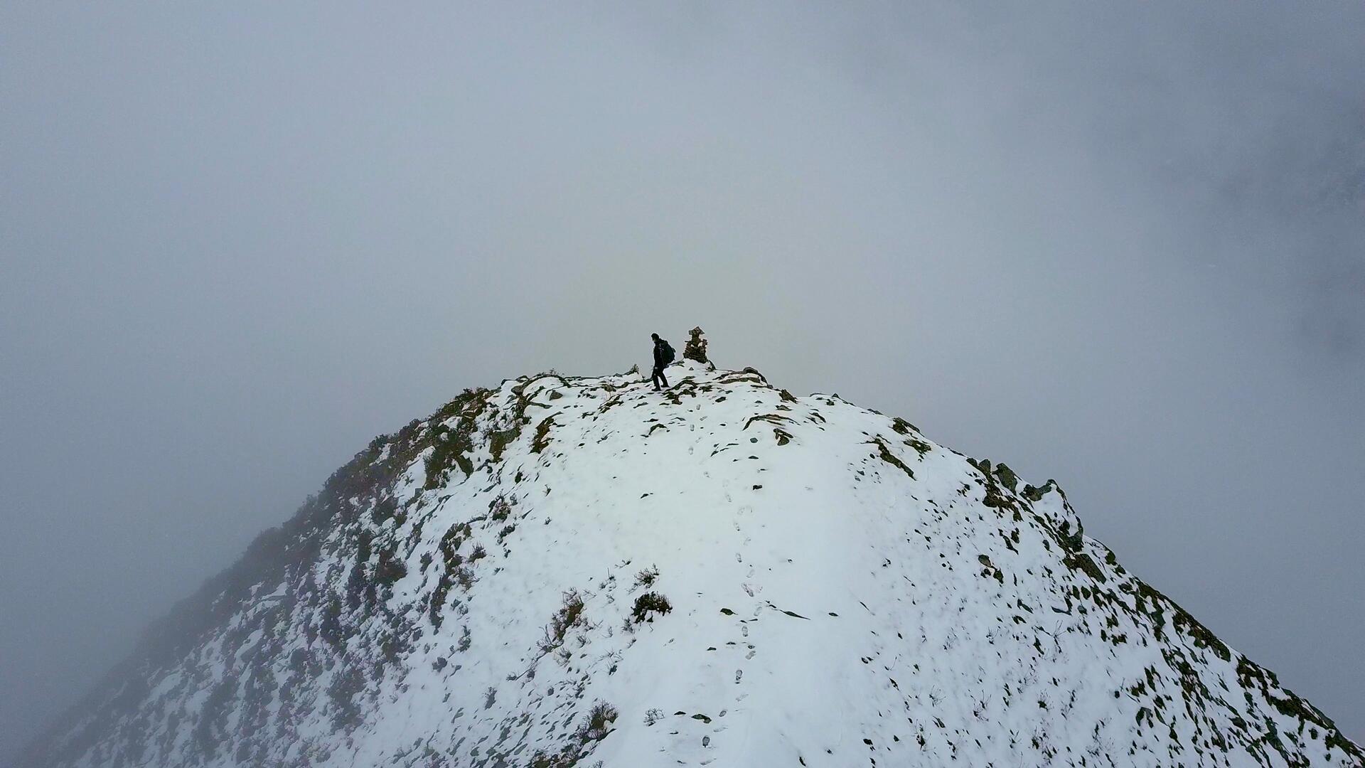 攀登川西四姑娘山的摄影师视频的预览图