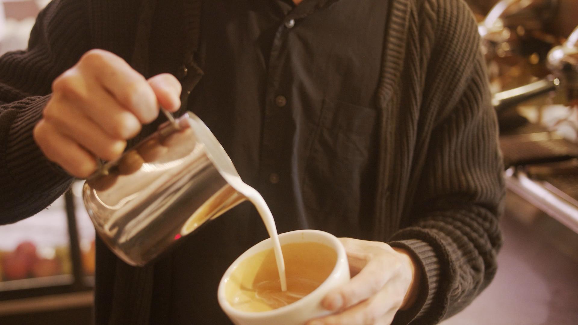 4K实拍咖啡制作拉花视频素材视频的预览图