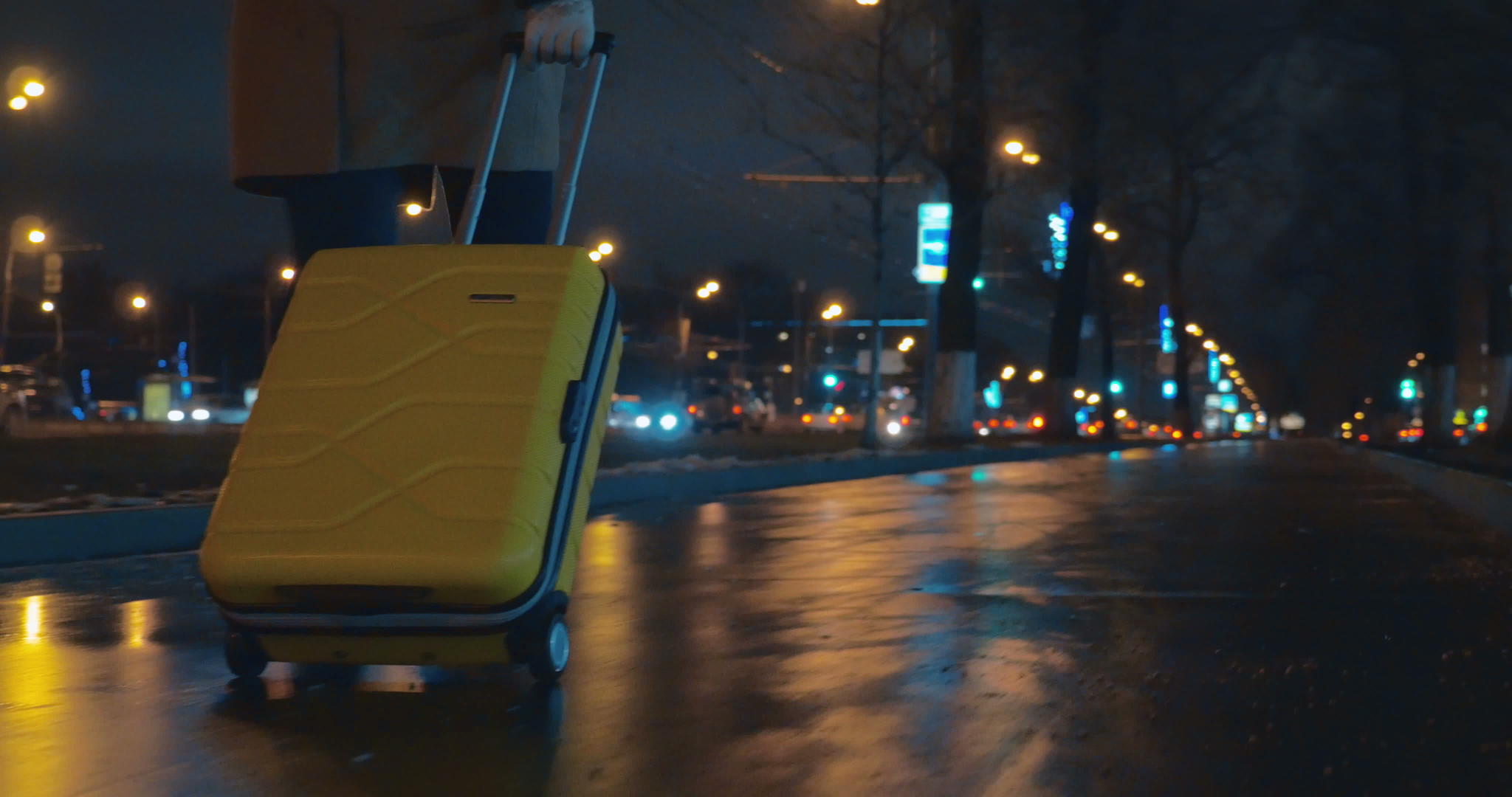 女性旅行者在城市中使用车袋视频的预览图
