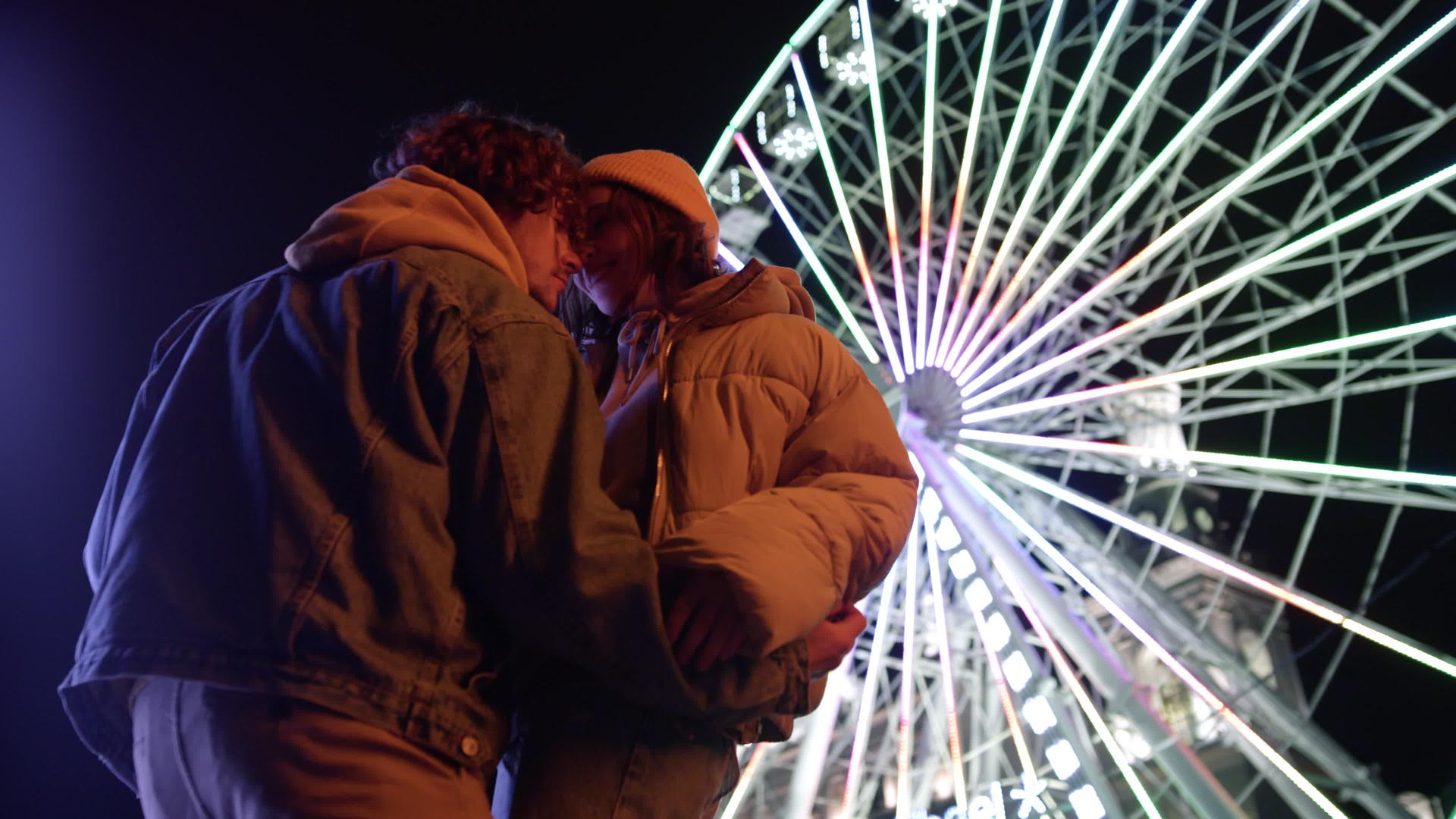 浪漫的情侣在城市街头跳舞视频的预览图
