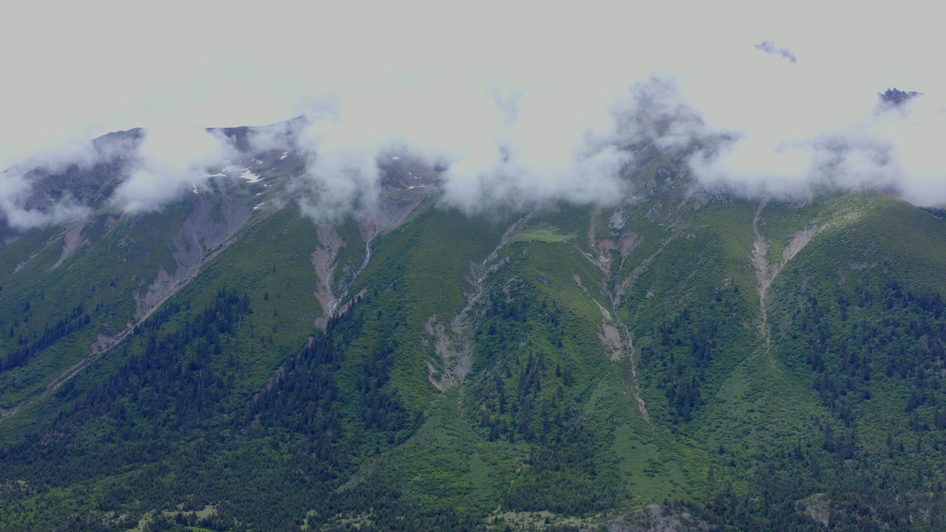 4K航拍高山山脉云海视频的预览图