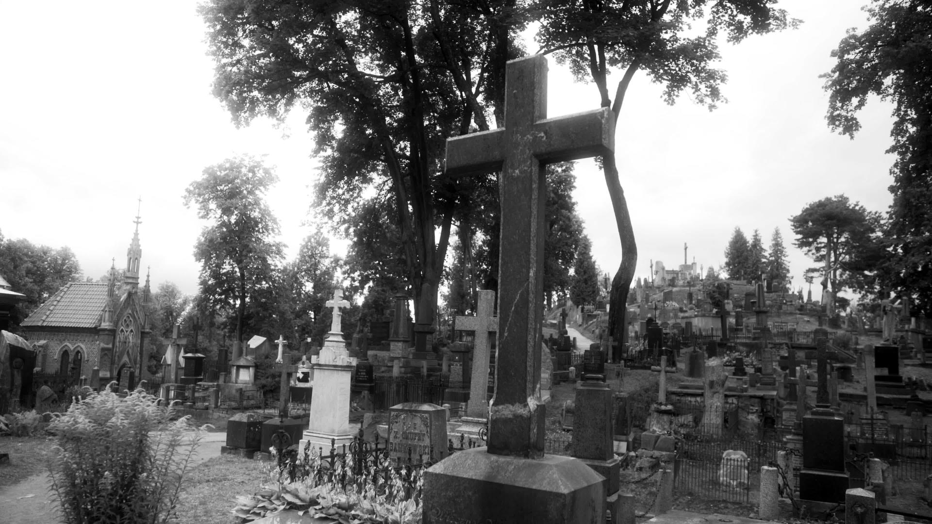 经典墓地有教堂和十字架视频的预览图
