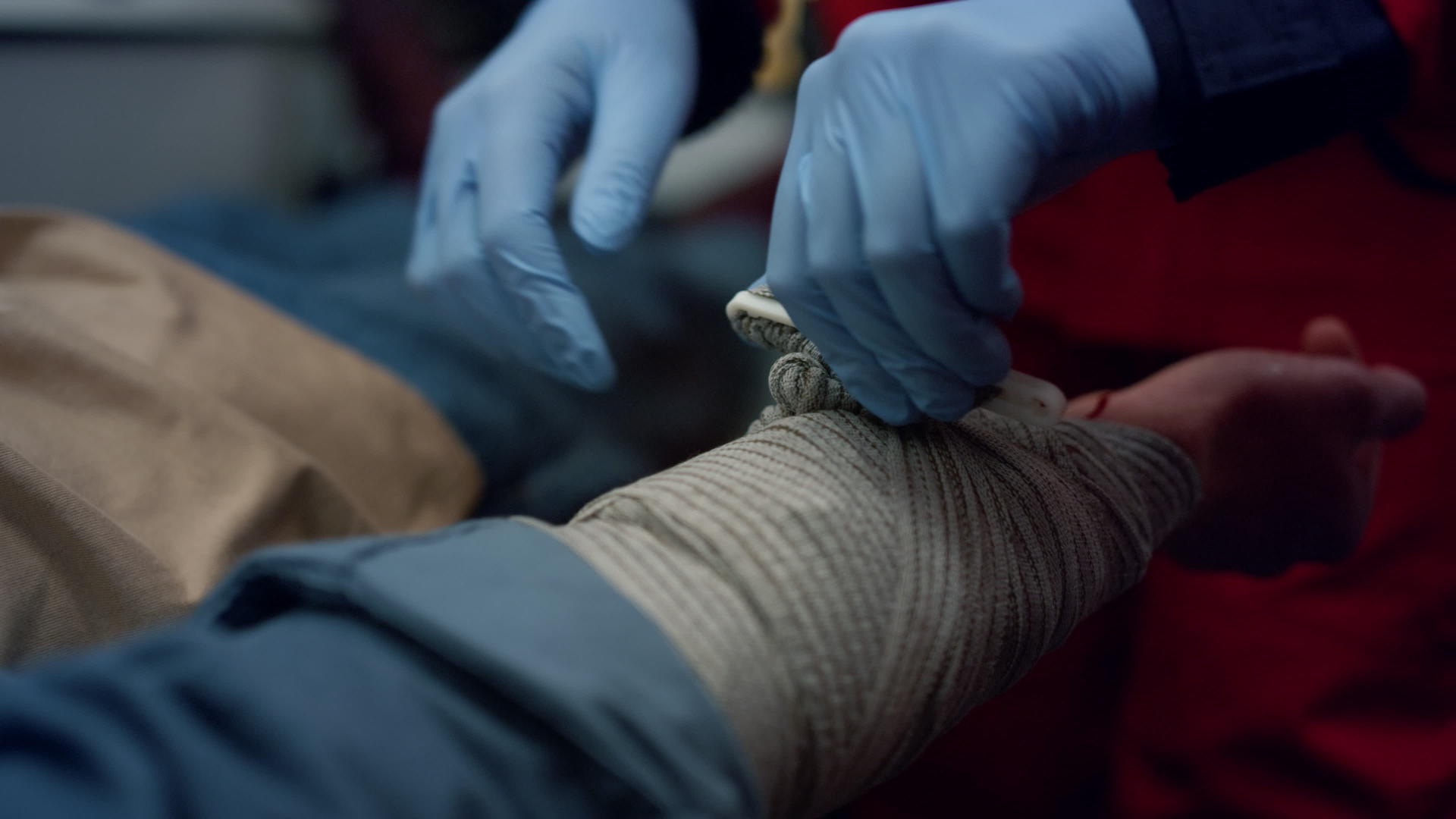 医生为病人提供急救援助辅助医护人员用绷带套在男性手臂上视频的预览图