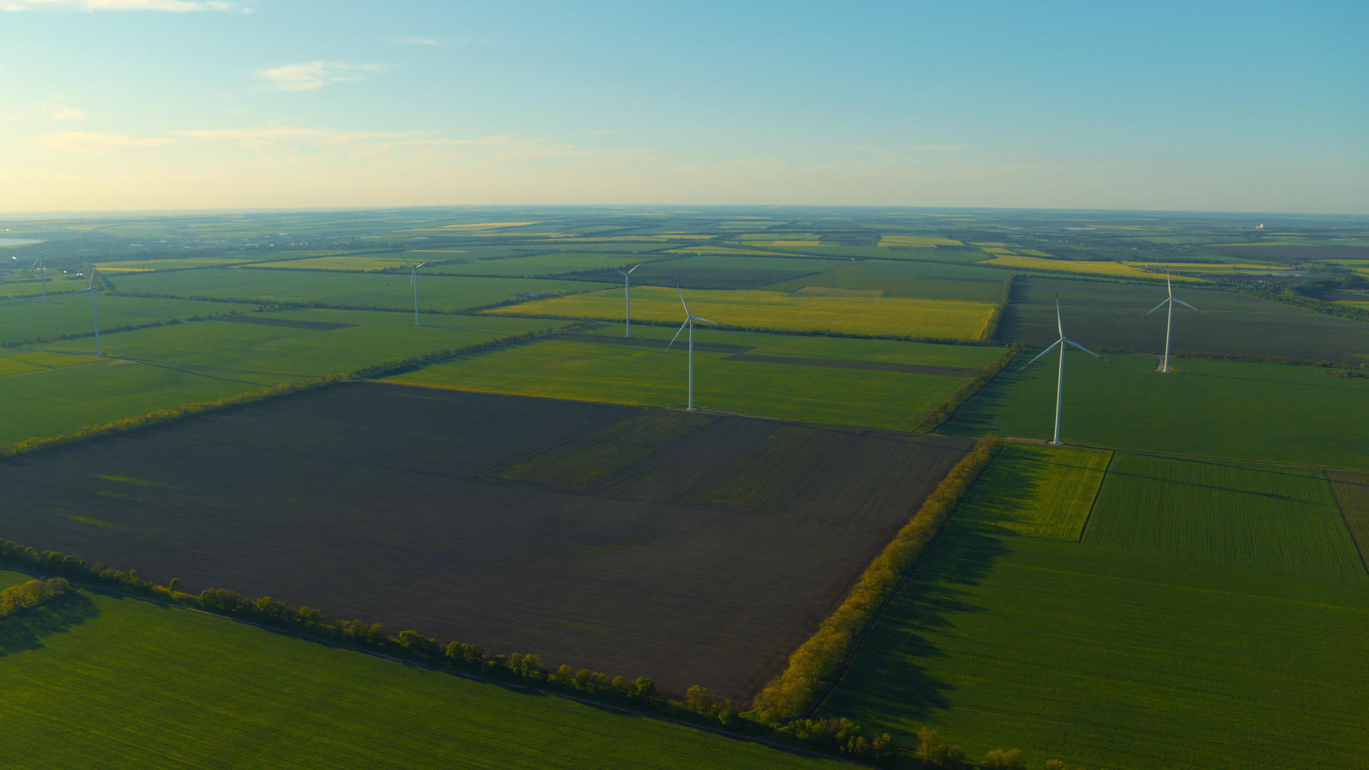 风车农场鸟瞰图可持续发展产生生态电力视频的预览图