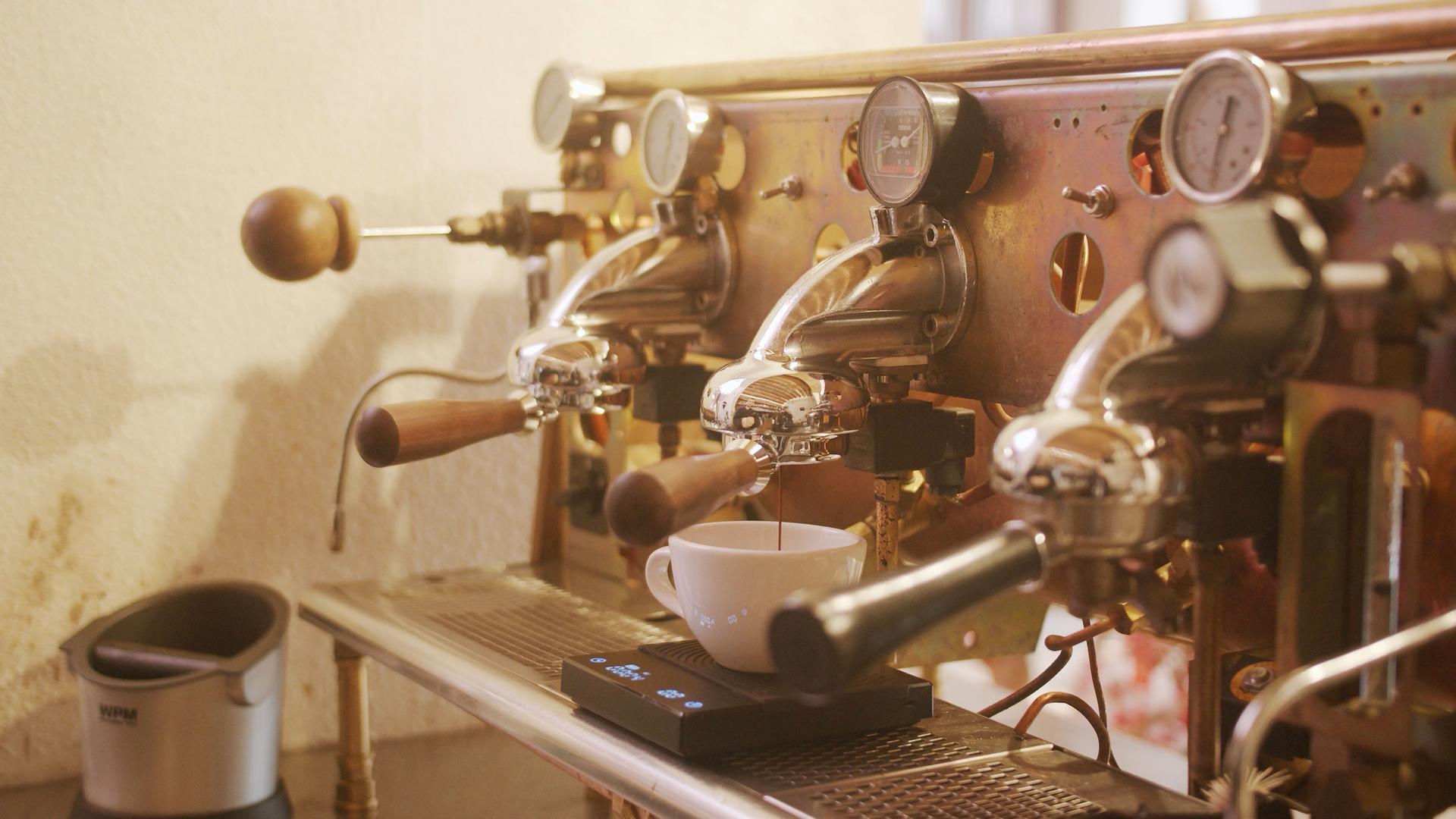 4K实拍咖啡制作流程萃取咖啡视频的预览图
