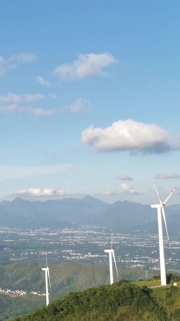 广阔的风车实拍视频的预览图