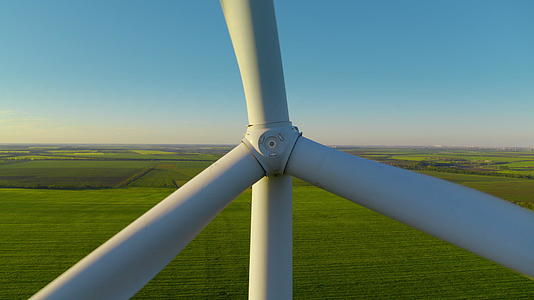 工业涡轮塔通过慢动作创造绿色可再生能源视频的预览图